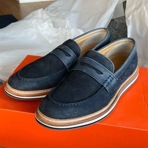 Like New! UGG slip on leather and suede loafers with unique sole design, size 9